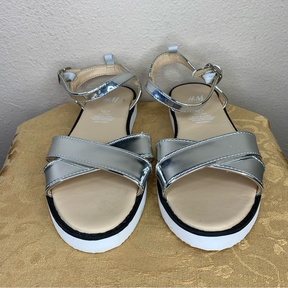 Size 4 H M Girls Silver White Sandals Strappy Foam Bottom Beachy Buckle Closure - Picture 3 of 9